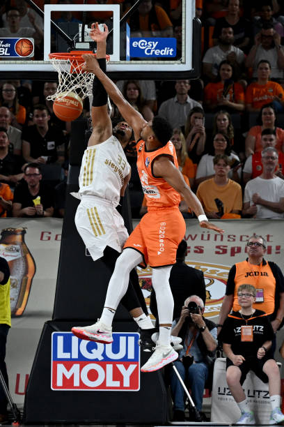 凭借科曼的 凭借科曼的